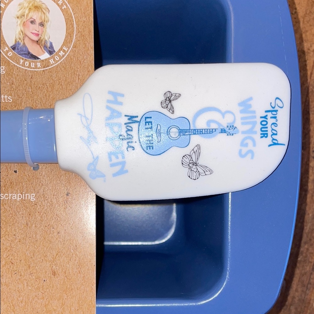 Dolly Parton limited edition Baking Pan and Spatula Set - Picture 12 of 16